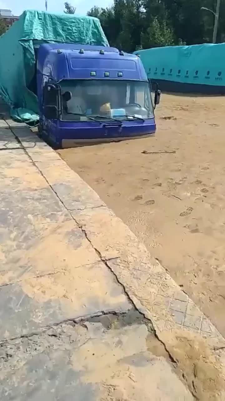 这是在保养车吗？我的车轮子怎么走丢了啊？