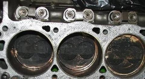 换火花塞说积碳严重做了缸内燃烧室积碳清洗,洗完后用换机油吗?