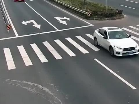 赔偿近百万！实拍：大众司机无证违规驾驶“撞碎”兰博基尼婚车