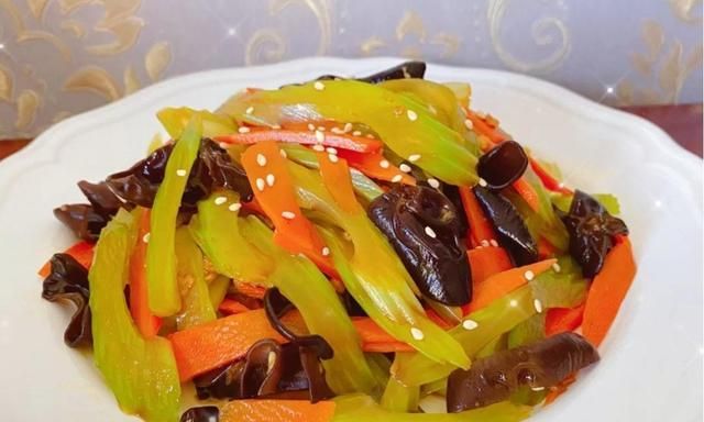 美食家常菜推荐：西芹木耳胡萝卜,莴笋秀珍菇炒肉,菠萝蜜炒青椒
