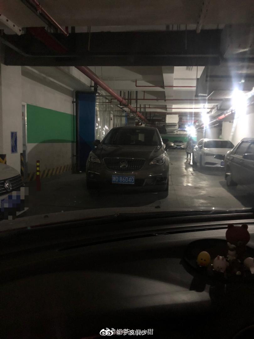 宁波一汽车堵住车库道路