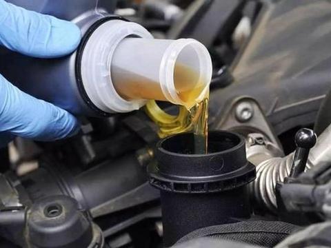 很多人被“忽悠”5000公里换一次机油,修车工：机油这样换才正确