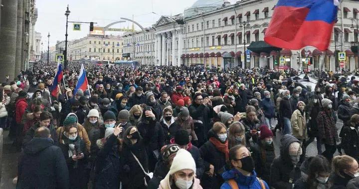 俄罗斯再次爆发抗议：警察警告抗议者戴口罩，呼吁英美不要干涉