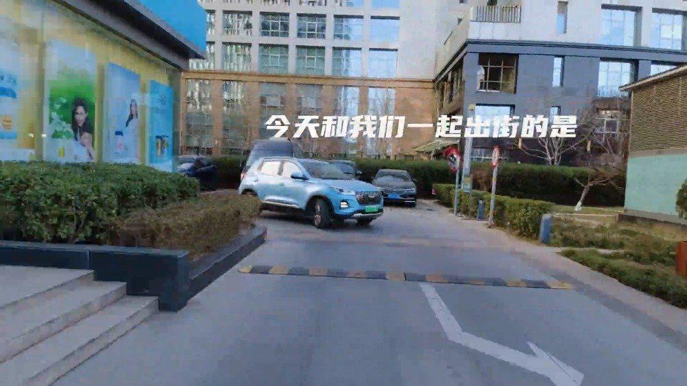 小姐姐体验电动汽车，怕趴窝自带神器