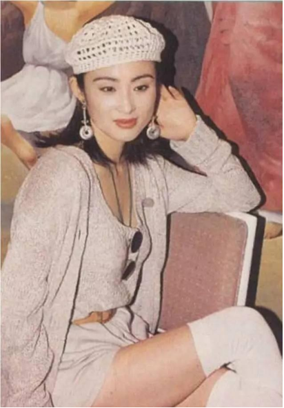 张敏越老越时髦穿格纹风衣戴米色宽檐帽彰显53岁女性高级美