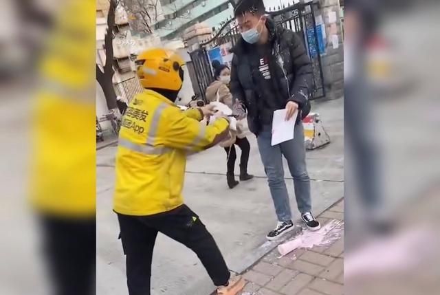 外卖员接单泼“渣男”奶茶引争议！