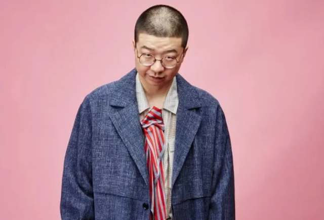 之前,李诞还只是在幕后,作为《今晚80脱口秀》的写手,王自健的多次