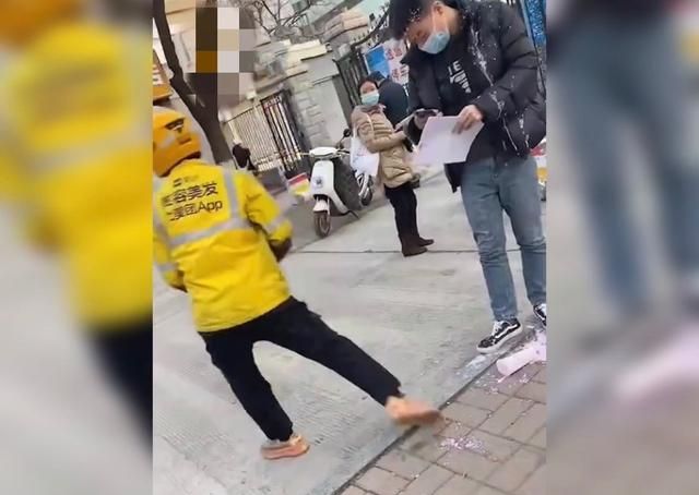 外卖员接单泼“渣男”奶茶引争议！