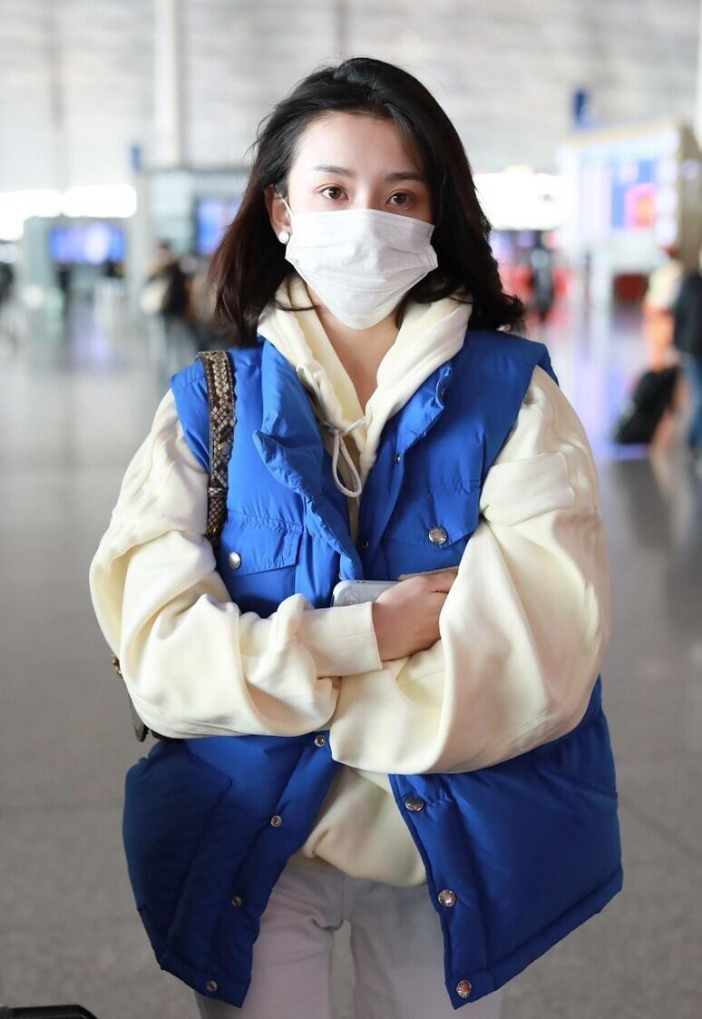 宋祖儿人美又会穿,白色卫衣配羽绒马甲保暖低调,甜美可爱 宋祖儿人美又会穿,白色卫衣配羽绒马甲保暖低调,甜美可爱