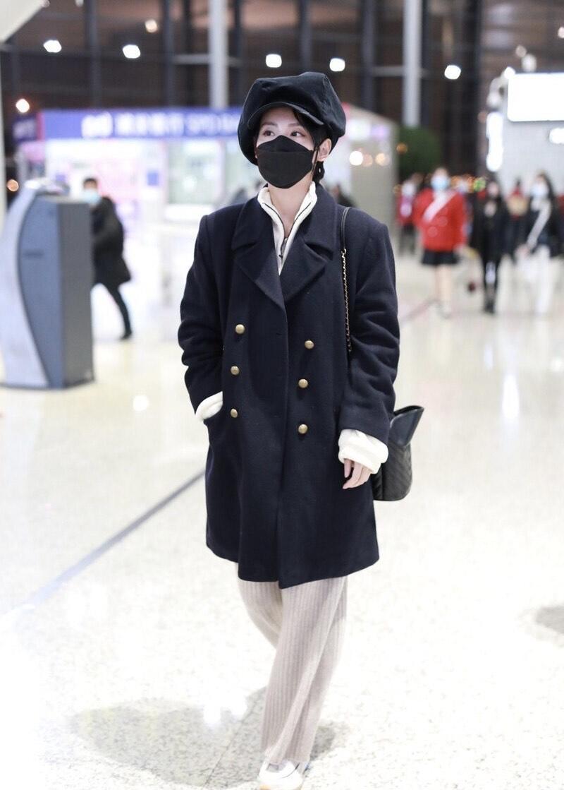 张嘉倪机场造型又飒又美，穿黑色大衣搭配贝雷帽端庄优雅，超好看