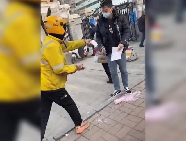 外卖员接单泼“渣男”奶茶引争议！