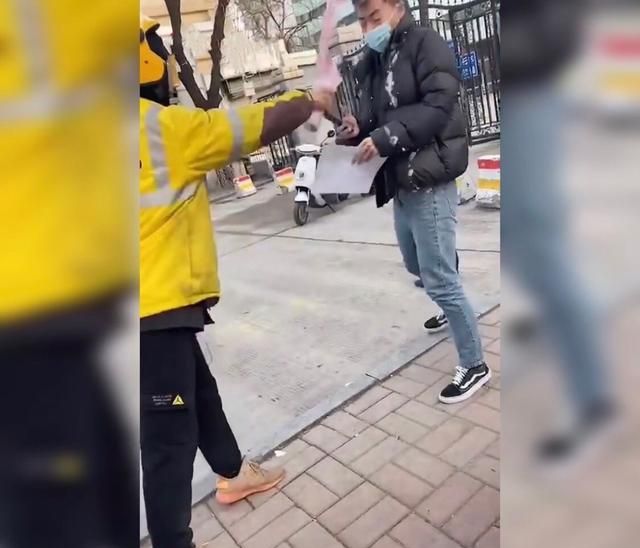 外卖员接单泼“渣男”奶茶引争议！