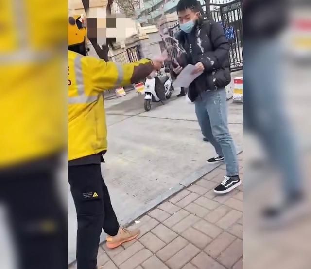 外卖员接单泼“渣男”奶茶引争议！