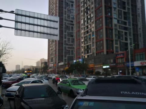 郑州机动车保有量逼近500万台 不少马路成了停车场 交通阻塞