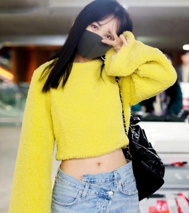 李菲儿身材太绝了,穿"露脐装"秀出小蛮腰,不愧是"小腰