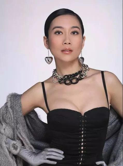 42岁温峥嵘,出道20年不温不火,如今依旧单身