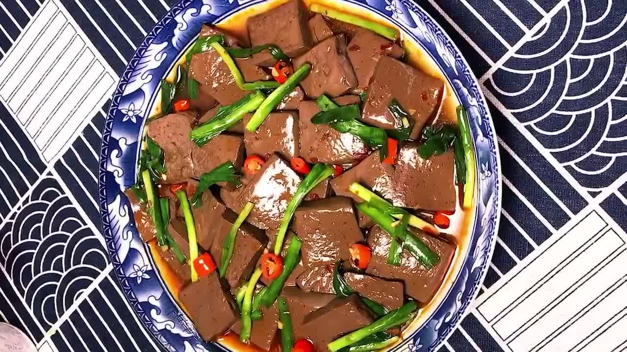 家常烧猪血,麻辣鲜香鲜嫩爽滑,既营养又美味,大人孩子都喜欢吃
