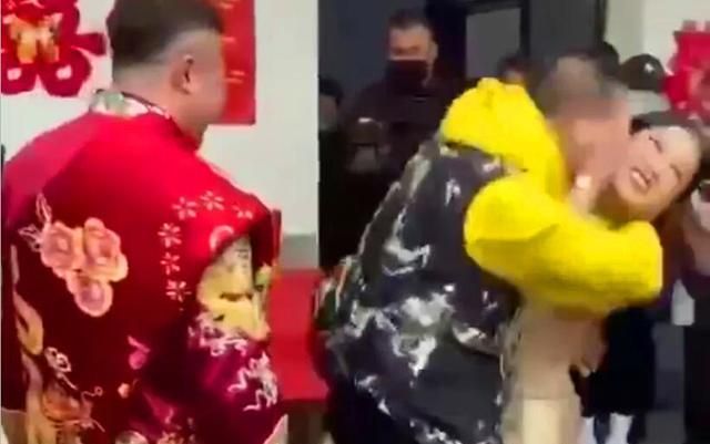 婚礼继续尴尬地进行着,新娘的脸上再也没有了微笑,而是始终怒目圆睁瞪