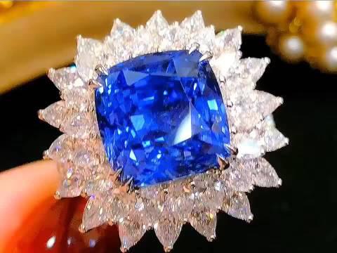 非常时尚奢华的一 矢车菊蓝宝石戒指