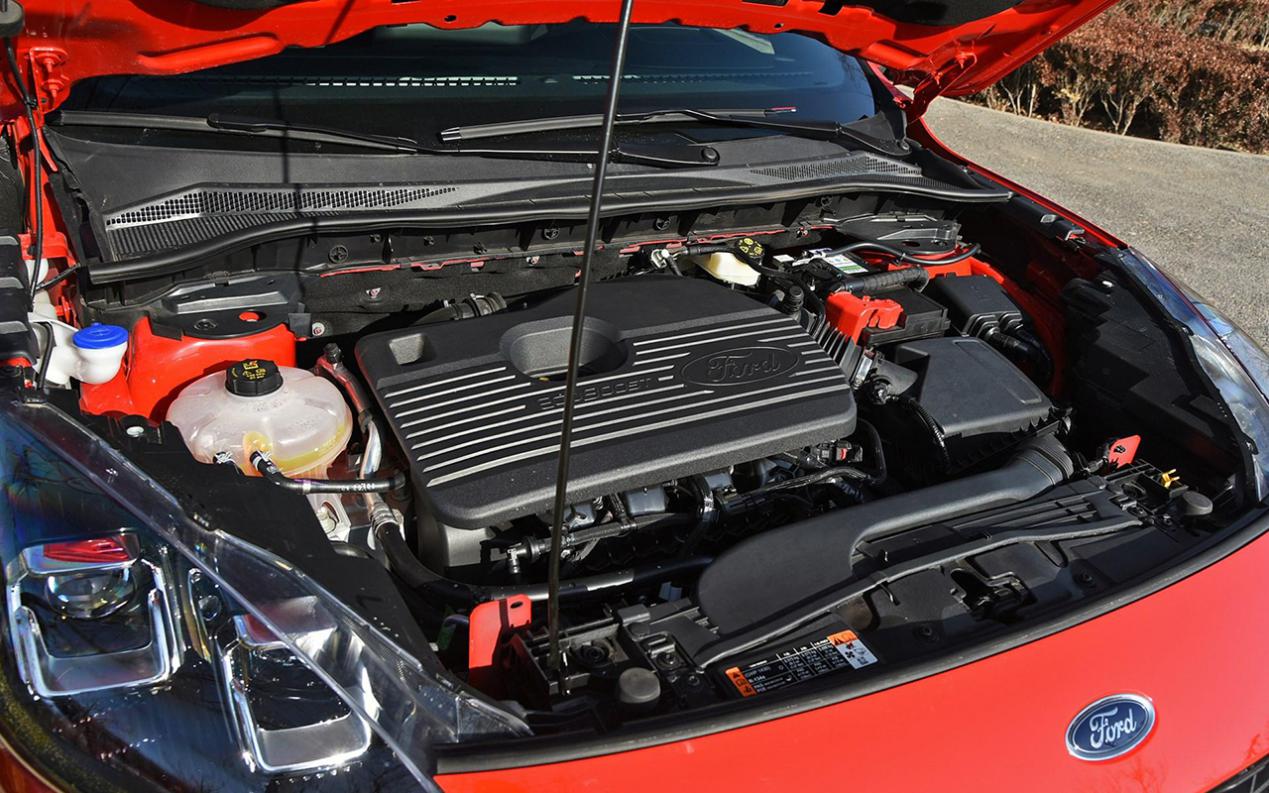 配图为福特锐际2.0T发动机