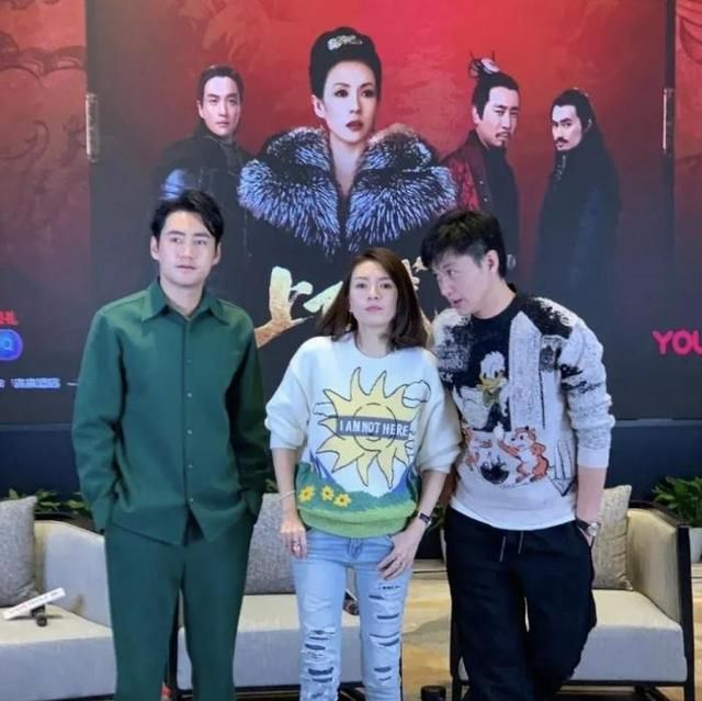 章子怡和周一围太可爱,网友:明明三个人的直播,袁弘成