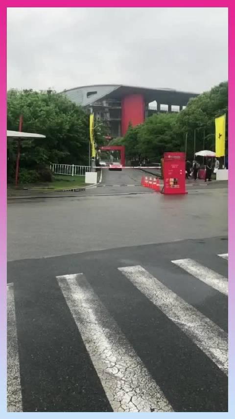 我还以为法拉利底盘低，可以直接通过呢！