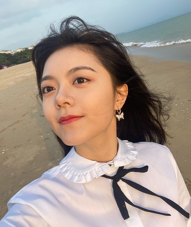 赵今麦发海边美照谁注意她脚上穿的啥这是对沙滩最大的尊重
