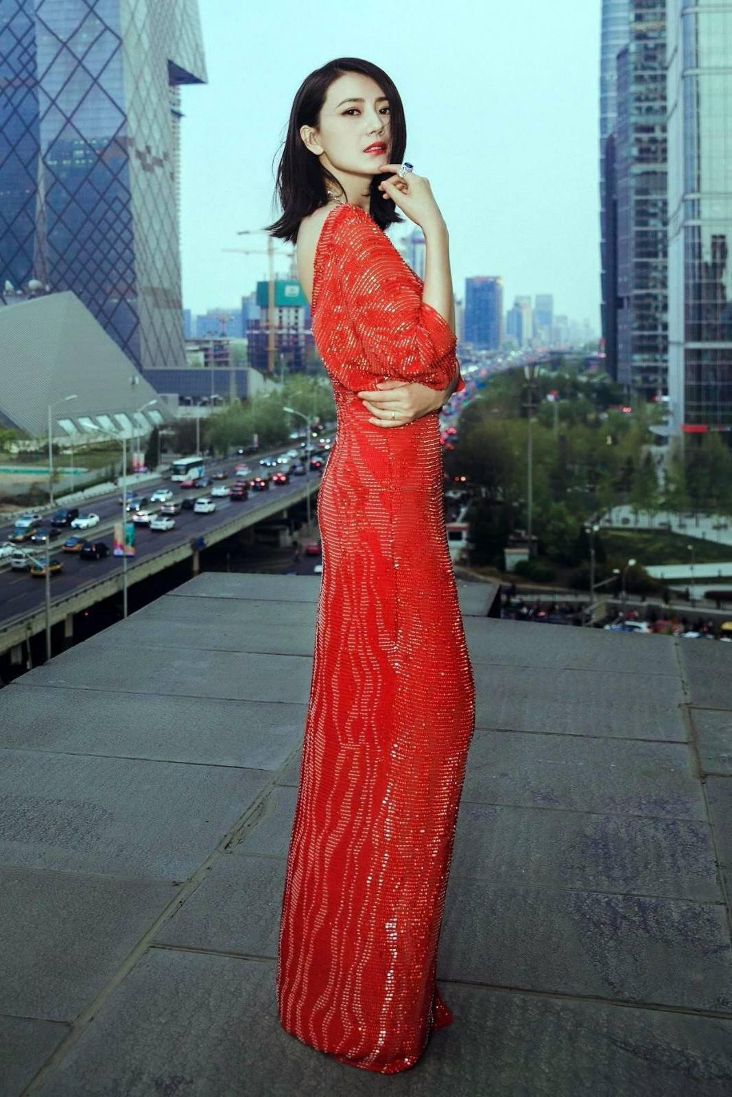 高圆圆知性优雅的穿搭代表，穿白色薄纱上衣配灰色萝卜裤，超漂亮