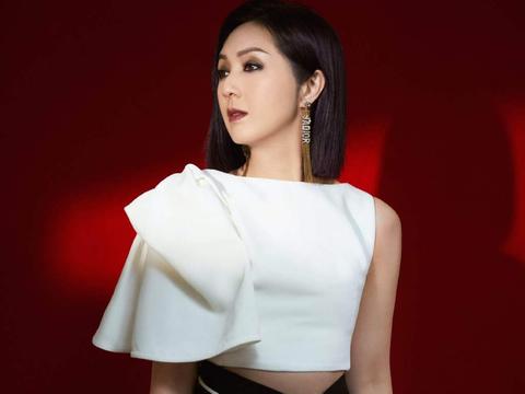 46岁杨千嬅美出天际，穿黑色长裙大秀曲线，身材让你羡慕