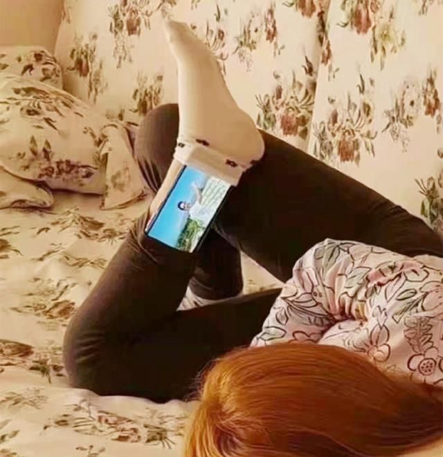 搞笑图片:你放假时如何玩手机?是这样躺着看手机吗?