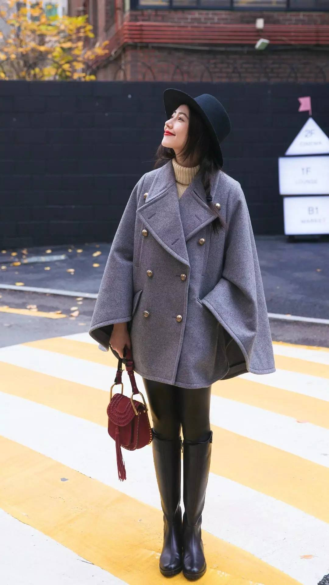 高圆圆知性优雅的穿搭代表，穿白色薄纱上衣配灰色萝卜裤，超漂亮