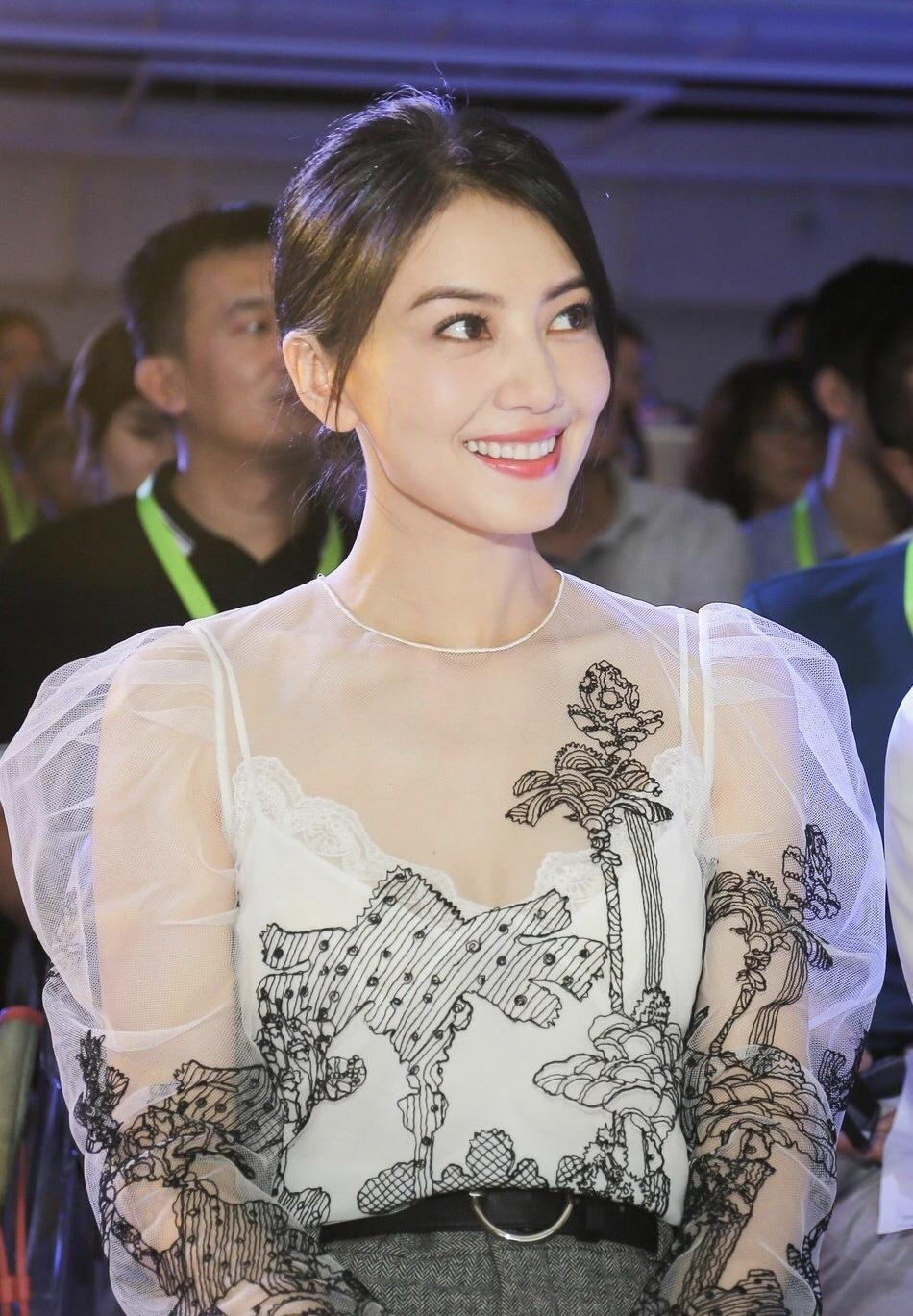 高圆圆知性优雅的穿搭代表，穿白色薄纱上衣配灰色萝卜裤，超漂亮