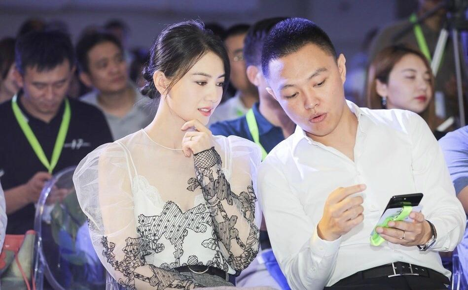 高圆圆知性优雅的穿搭代表，穿白色薄纱上衣配灰色萝卜裤，超漂亮