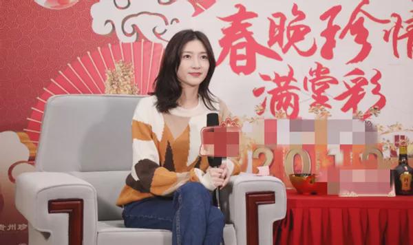 34岁江疏影现身春晚彩排,皮肤白到能点亮黑夜,已连续2