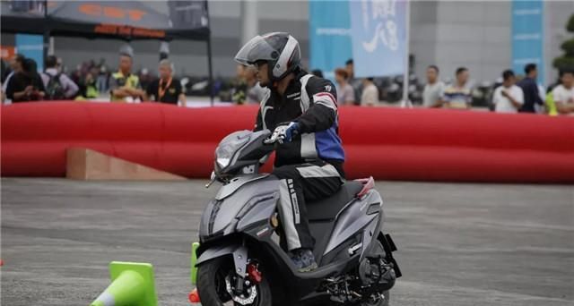 豪爵USR125踏板车,豪爵摩托车踏板125价格 豪爵usr125124cc风冷引擎油耗21l