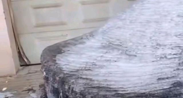 车库门排行_奔驰车暴雨当天堵住车库门,致车库里的车被泡,车主:没人通知我(2)