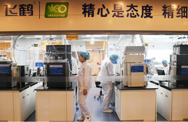 飞鹤乳业董事长_飞鹤乳业董事长冷友斌专访_民生中国谈_中国网消费_财经_中国网