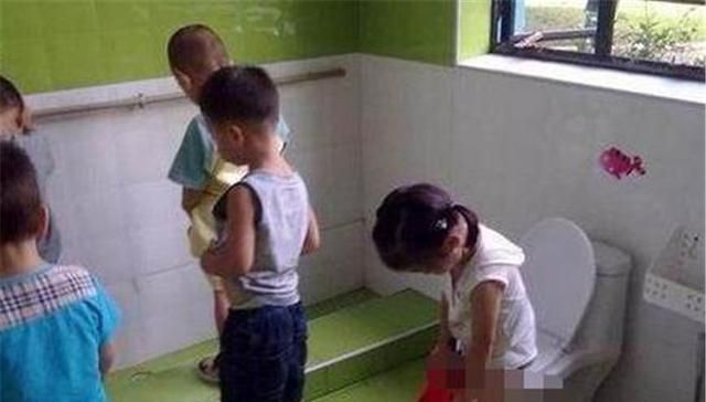 3岁女儿幼儿园放学后抓着裤子说不能尿尿脱下裤子后妈妈崩溃