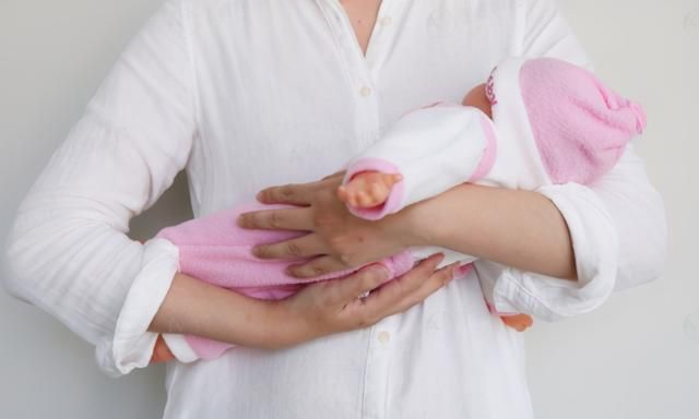 新生儿怎么抱才舒服?抱错影响宝宝发育,3个正确姿势爸妈要掌握
