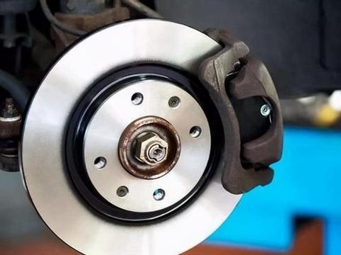 汽车的刹车片多久换一次最好?维修老师傅说出了答案,车主注意了