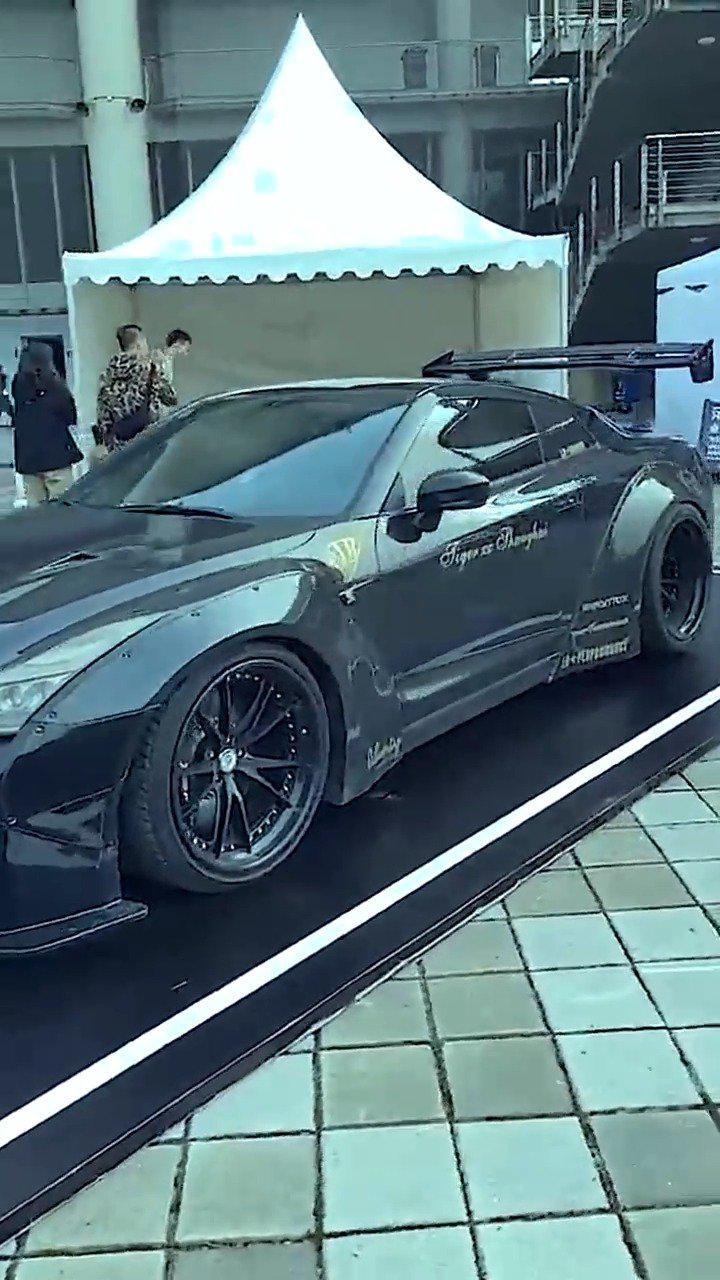 车展上的小汽车，全黑色看起来太炫酷，估摸着得十几万吧