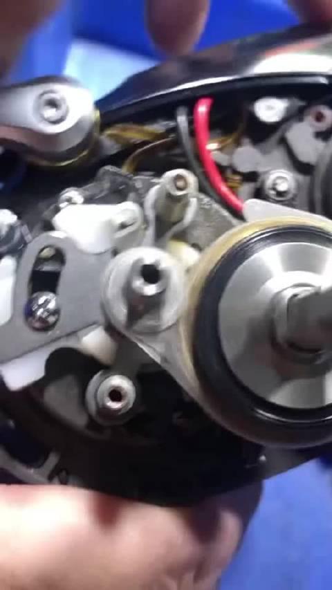 劳斯莱斯保养，给齿轮加注离子油，这成本可不低啊！