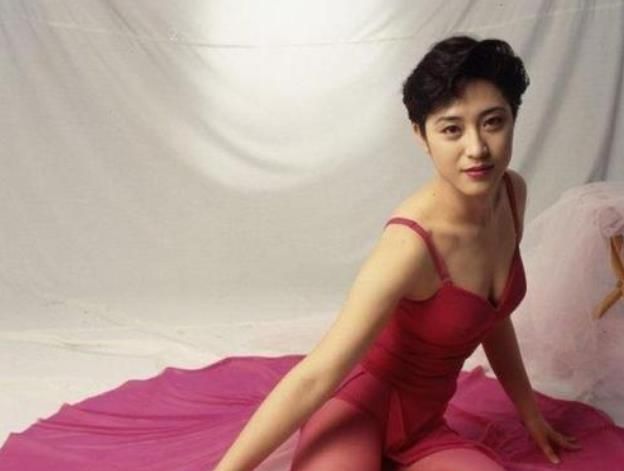 香港影星陈法蓉两次选美获名次,多段恋情不如意,55多岁至今单身