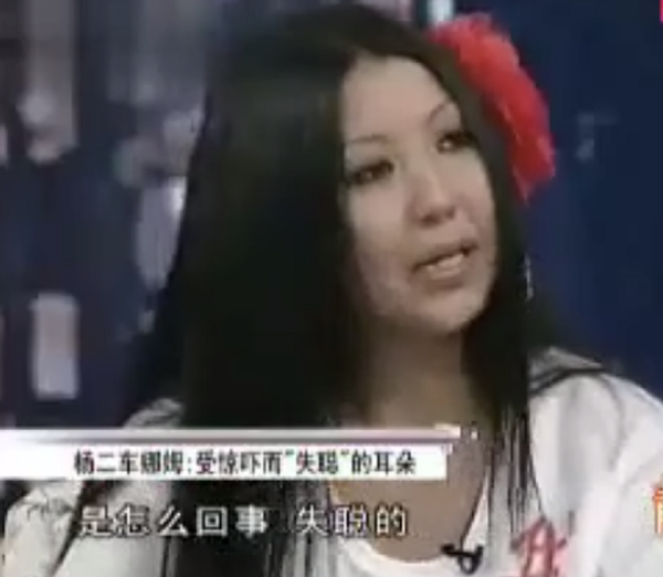 杨二车娜姆做饭披头散发，只敢露出半张脸？曾传她被男友割伤耳朵