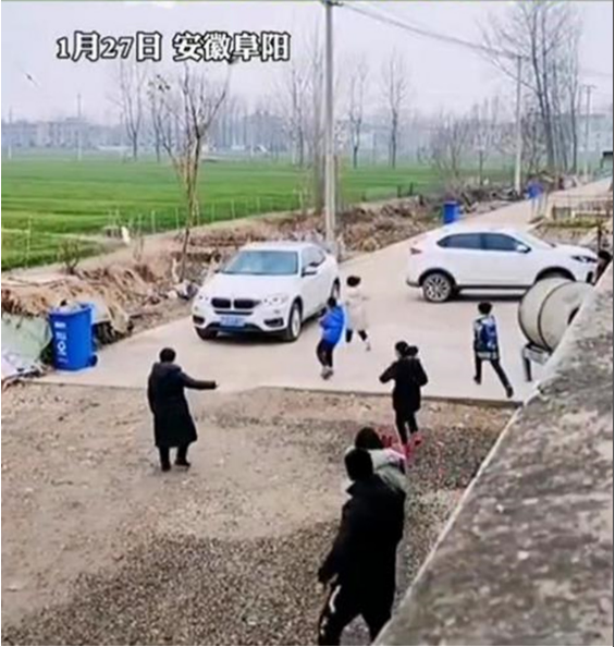 安徽男子驱车2300公里回老家 门口一番景象令人感慨万千（图）