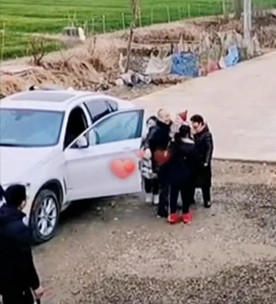 安徽男子驱车2300公里回老家 门口一番景象令人感慨万千（图）