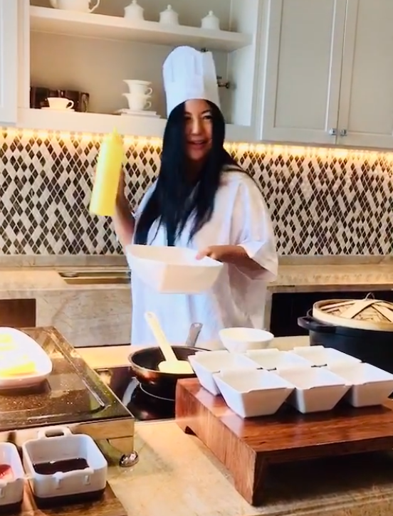 杨二车娜姆做饭披头散发，只敢露出半张脸？曾传她被男友割伤耳朵