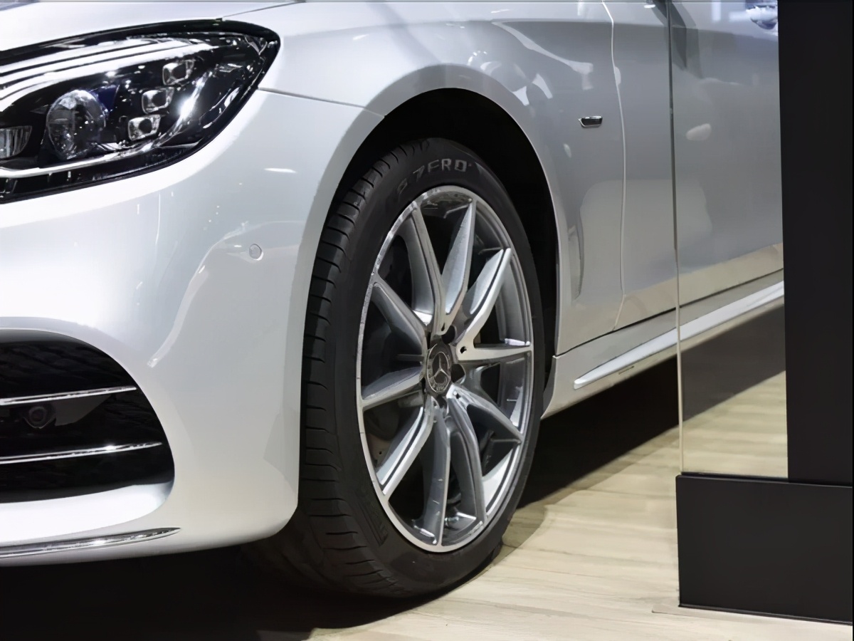 动力方面,该车搭载了3.0L涡轮增压发动机,匹配了9挡手自一体变速箱,最大功率为270kW,最大扭矩为500N.m。有关这款车的更多消息,我们将持续关注!(配图源于网络)