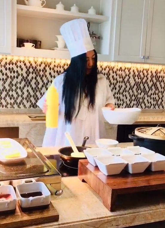 杨二车娜姆做饭披头散发，只敢露出半张脸？曾传她被男友割伤耳朵