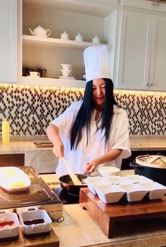 杨二车娜姆做饭披头散发，只敢露出半张脸？曾传她被男友割伤耳朵